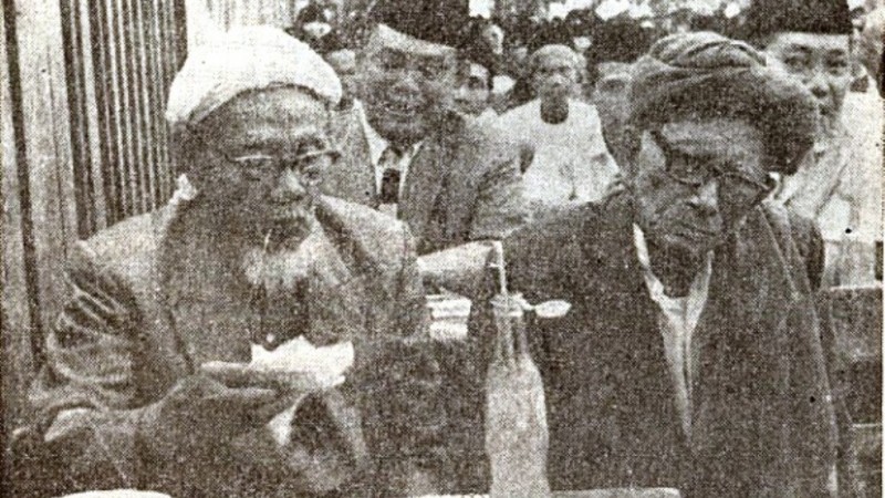 KH Bisri Syansuri (kiri) bersama KH Wahab Chasbullah dalam sebuah pertemuan. (Foto: Dok. Perpustakaan PBNU)