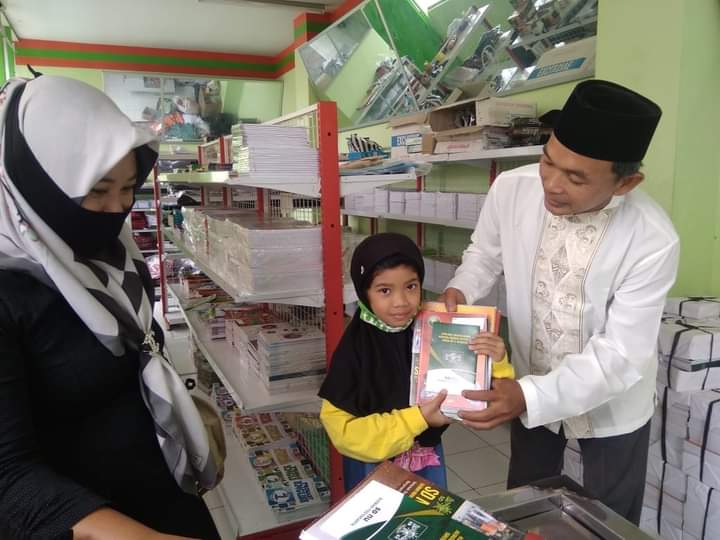Murid SDNU Mendapatkan perangkat KBM
