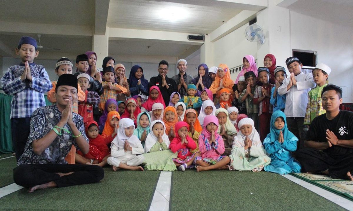 Zainal Muttaqin SE (kanan bersama santri dan tim guru ngaji)