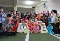 Zainal Muttaqin SE (kanan bersama santri dan tim guru ngaji)