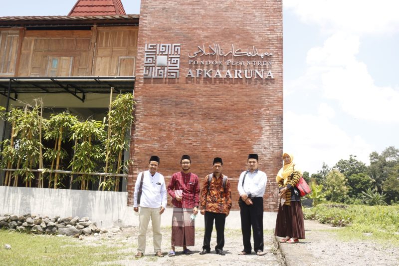 Guru Diponegoro Guru Afkaaruna Berpadu
