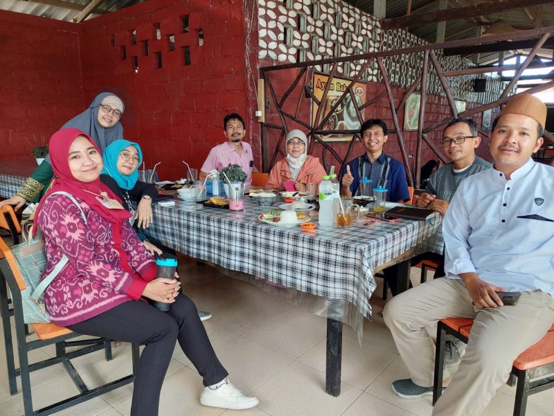 Pertemuan satu meja Kaprodi B Inggris, Kepala UPT Bahasa UIN Sunan Kalijaga dan panita pendiri MA