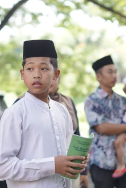 Tirakat Menahan Rindu: Kenapa Terlalu Sering ‘Nyambang’ Anak di Pondok Justru Bikin Runyam